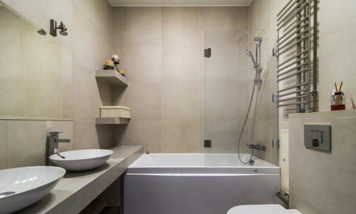 Idea moderna per il bagno: piastrelle di grandi dimensioni
