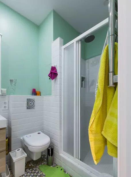 Interno di un piccolo bagno combinato con servizi igienici e doccia