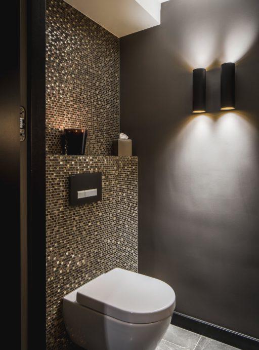 Muro dipinto di nero con appliques nella toilette #design #designerrier