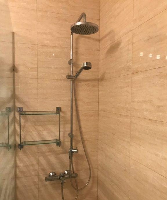 Design per set doccia con miscelatore termostatico