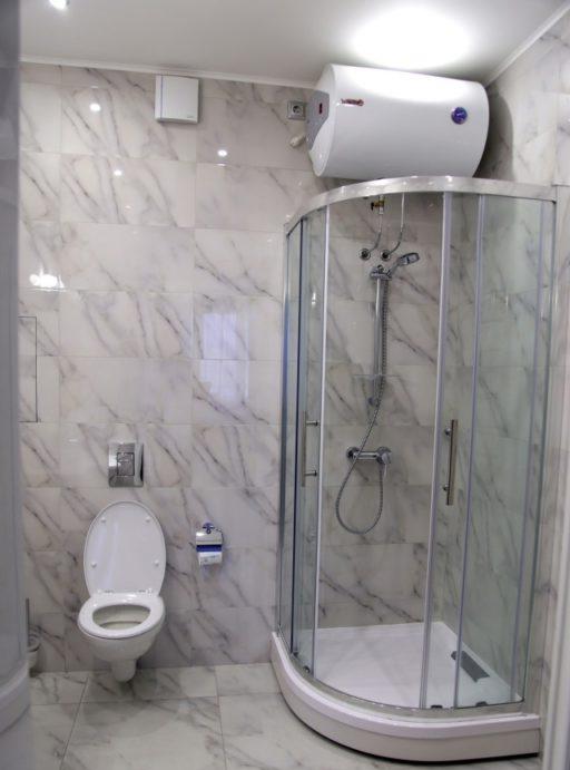 Design bagno classe economica con doccia