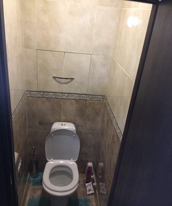 Portello invisibile delle mattonelle nella toilette