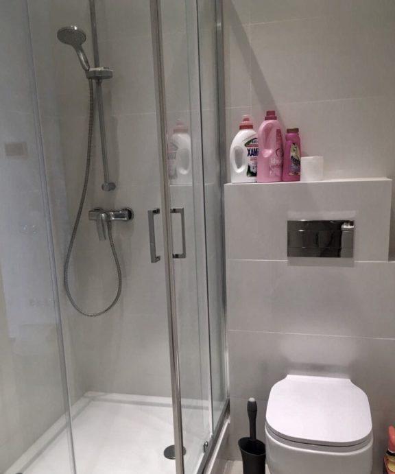 Progettazione di un piccolo bagno con doccia quadrata