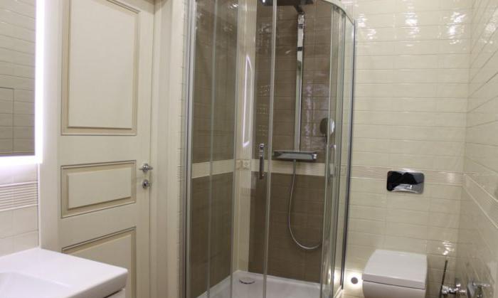 Angolo doccia in vetro con un vassoio in bagno