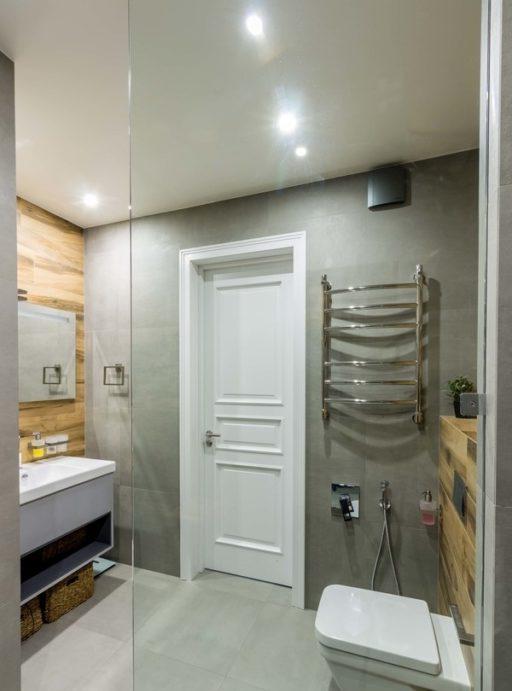 Bagno di design moderno con wc e doccia