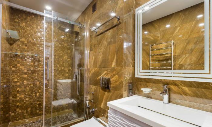 Bagno piastrellato in marmo marrone con doccia
