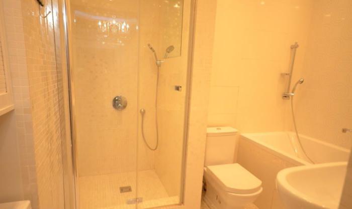 Interni in stile minimalista con servizi igienici e doccia.