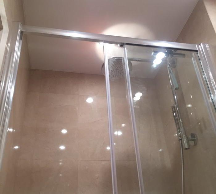 Porte doccia scorrevoli in un piccolo bagno