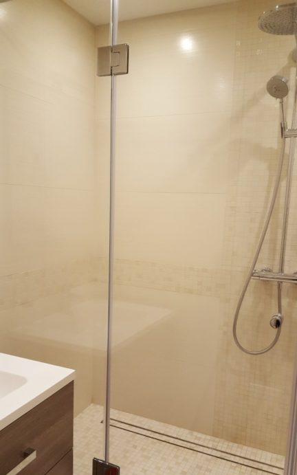 Piccolo bagno con doccia senza servizi igienici