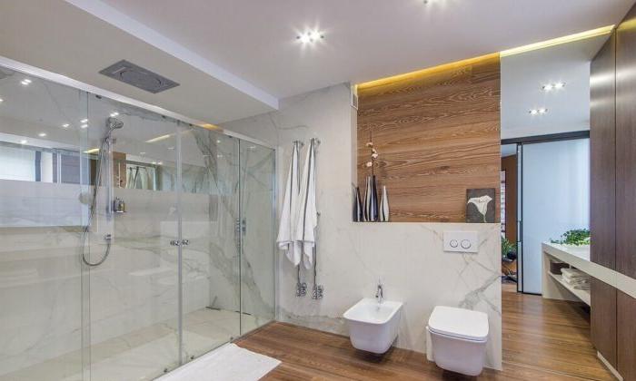 Piastrelle in marmo e legno nel bagno con doccia