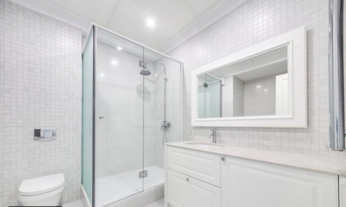 Moderno bagno bianco con doccia
