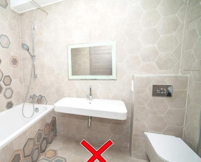 Possono essere posate piastrelle esagonali su tutte le pareti del bagno