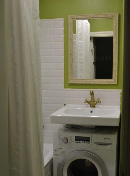 La combinazione di bianco e verde nel bagno di Krusciov