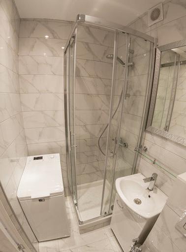 Bagno a Krusciov con doccia, lavatrice e servizi igienici