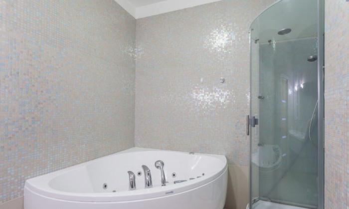 Il mosaico non dovrebbe essere scelto per tutte le pareti del bagno.