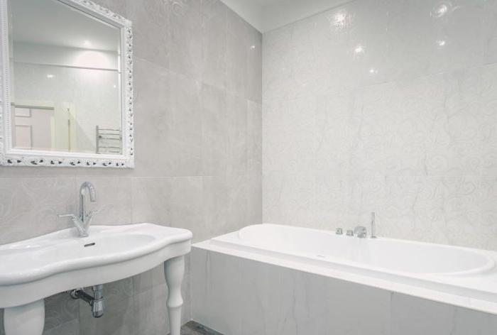 La combinazione di piastrelle di marmo e legno nel bagno