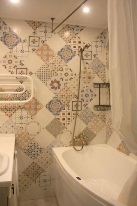 Patchwork di muro di accento nella vasca da bagno a Krusciov