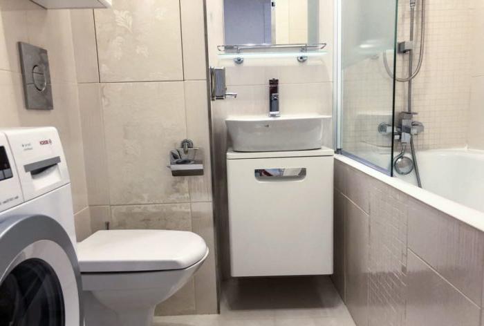 Interno del bagno a Krusciov con servizi igienici e lavatrice