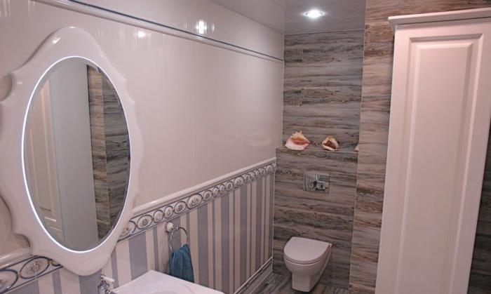 Toilette sospesa in un bagno in stile provenzale