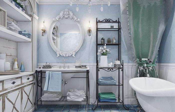 La combinazione di bianco e blu nel bagno in stile provenzale