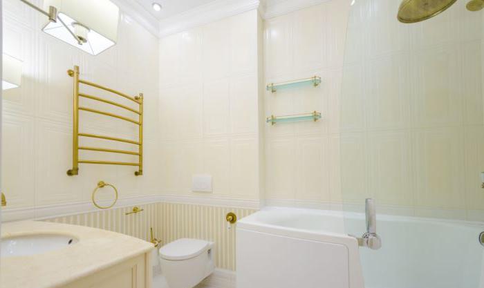 Foto del classico design del bagno piastrellato