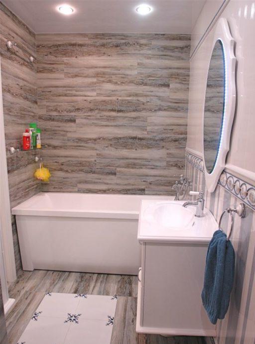 Finitura di un bagno classico con piastrelle in legno #interiore #designato