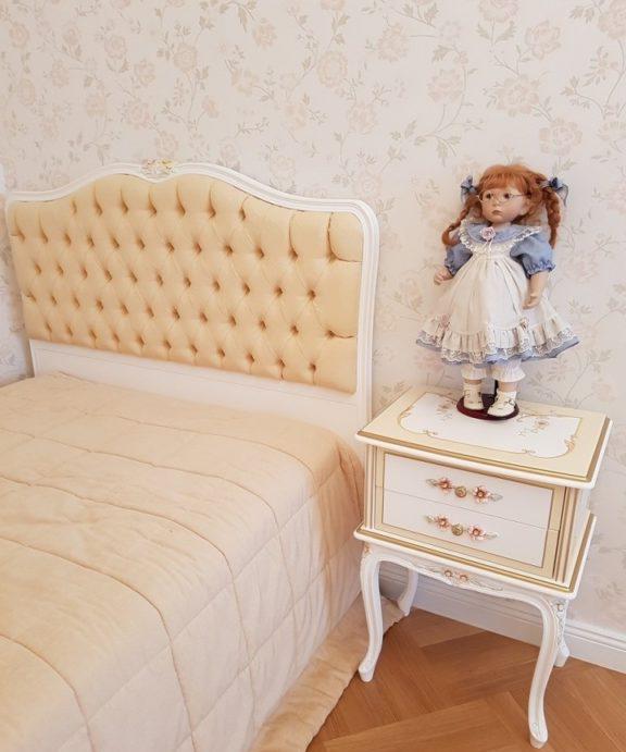 Interno camera da letto classica per ragazza
