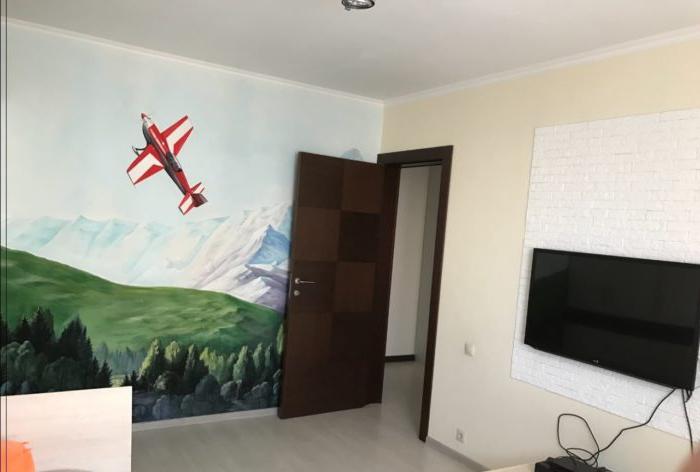 Adesivo murale con aeroplani all'interno di un asilo nido per un ragazzo di 12 anni