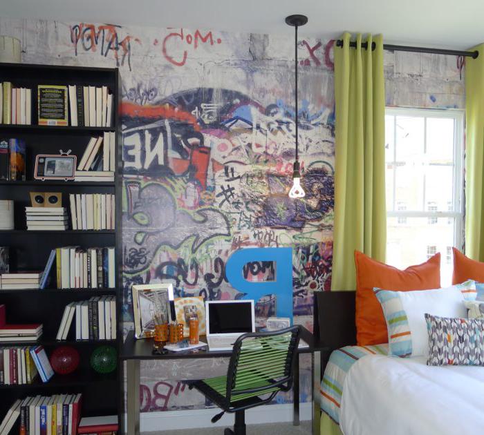 Stile loft con graffiti nella stanza di un adolescente di 14 anni