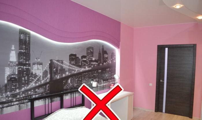 Murali in bianco e nero e rosa nella stanza di una ragazza adolescente