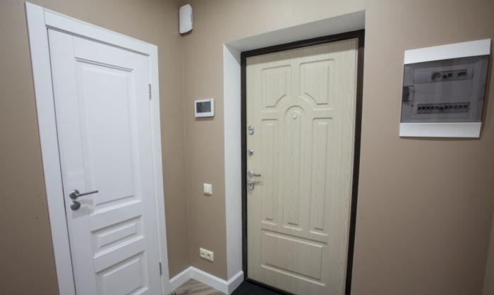 Colore marrone (caffè) delle pareti in un piccolo corridoio