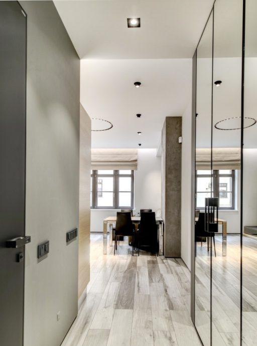 Bellissimo design moderno ed elegante di un piccolo corridoio