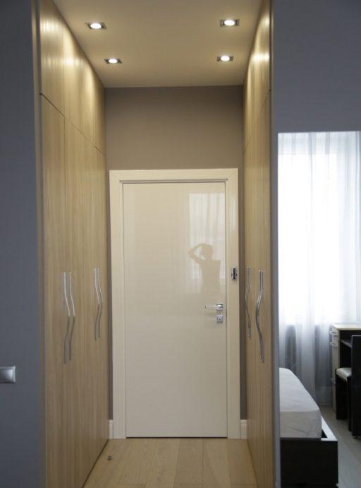 Design moderno di mobili grigi con legno in un piccolo corridoio