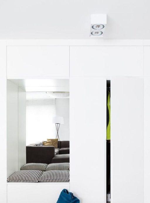 Mobile nel corridoio con un sedile e uno specchio nella parte centrale