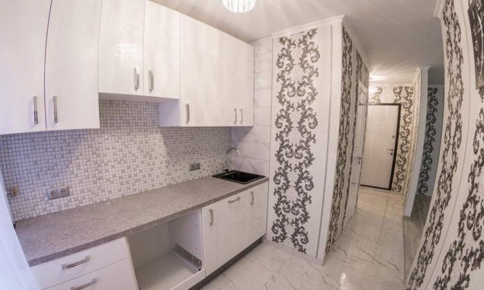 Piastrelle in marmo sul pavimento della cucina e corridoio