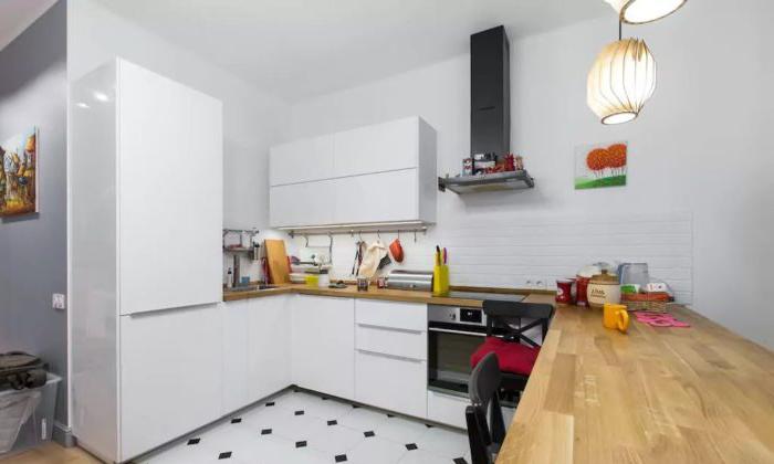 Design del pavimento della cucina con piastrelle bianche e nere.