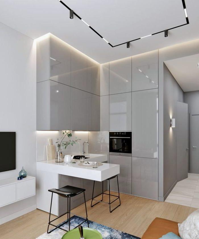 Suite grigia lucida all'interno della cucina-soggiorno in stile minimalista