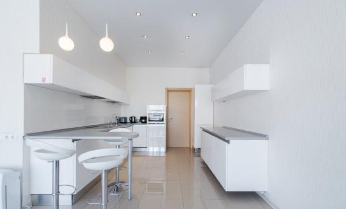 Piastrella bianca lucida per il pavimento della cucina con malta grigia