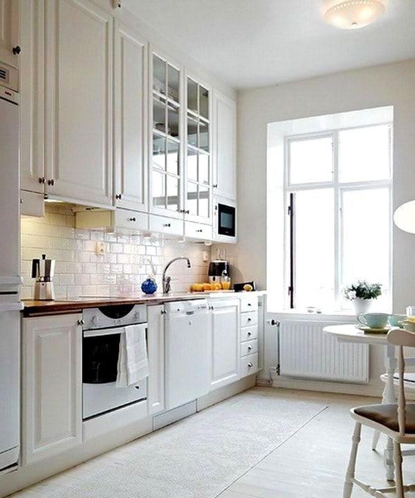 cucina in stile scandinavo bianco con foto del controsoffitto in legno