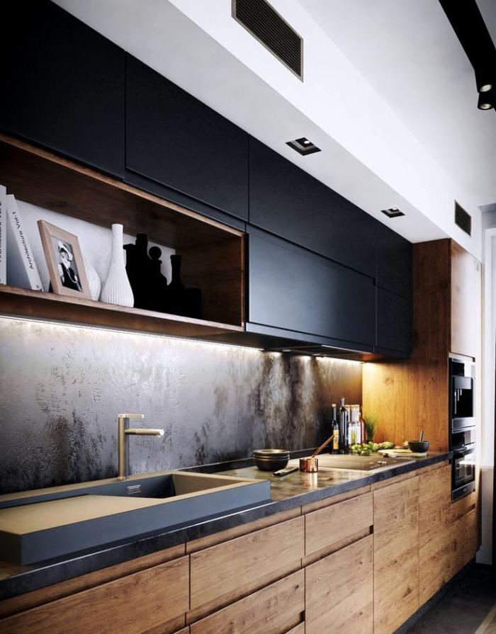 Cucina design con legno scuro e nero.