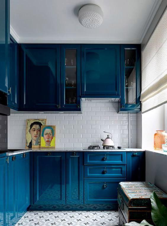 Piccola cucina con facciate blu lucido con fresatura
