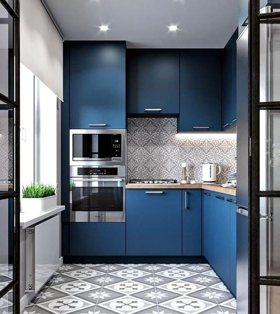 La combinazione di motivi grigi e blu scuro nel design della cucina