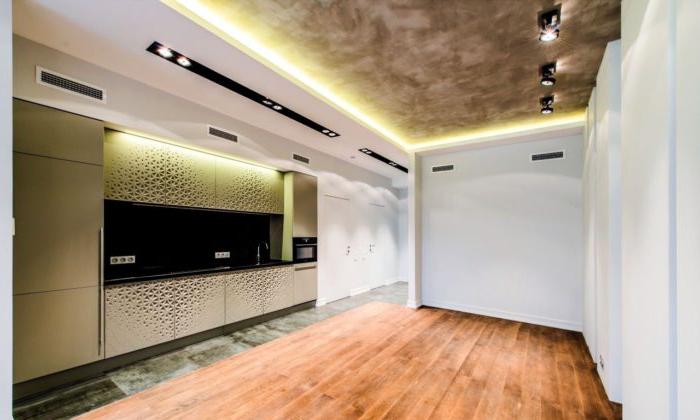 Cucina design con soffitto decorativo a stucco
