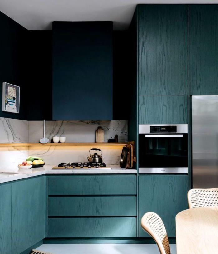 Un'idea interessante del design della cucina: legno blu dipinto
