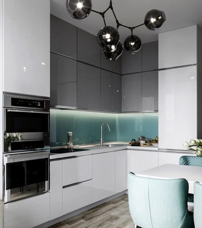 Progettazione di una piccola cucina bianca con un grembiule di vetro