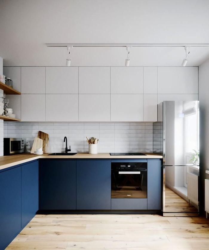 Design moderno della cucina con i colori blu e bianco.