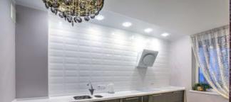 Cinghiale bianco al soffitto invece della fila superiore di armadi in cucina