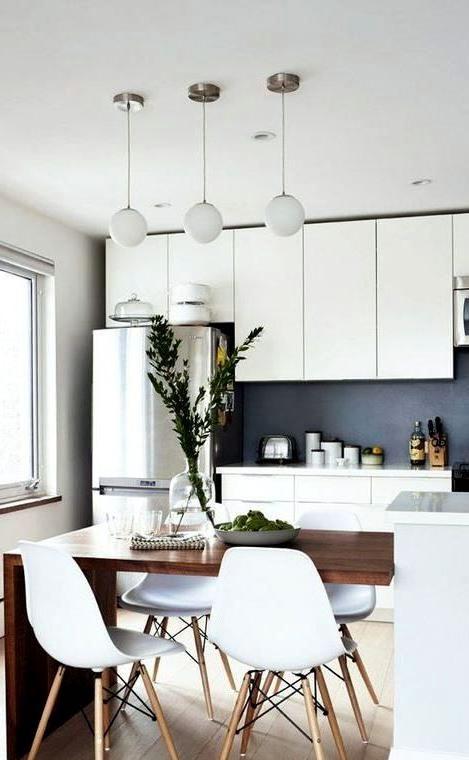 Ristrutturazione cucina in stile scandinavo con mobili a soffitto