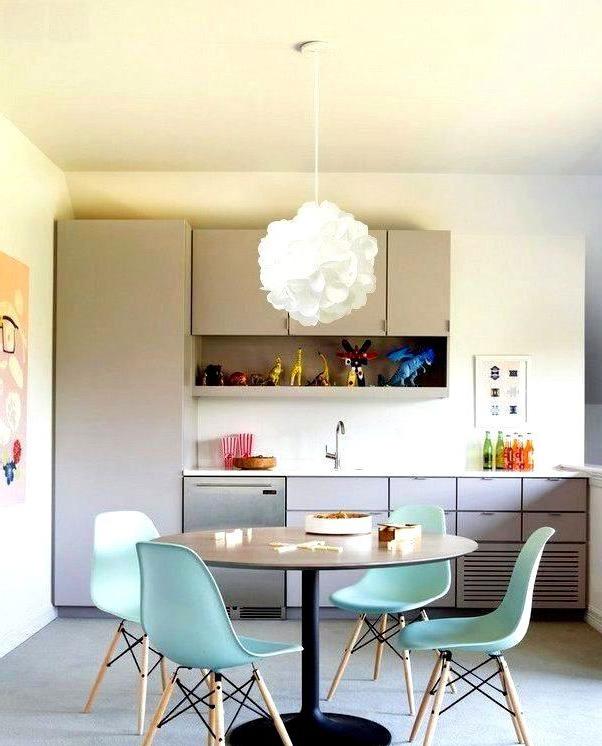 cucina grigia in stile scandinavo con sedie blu