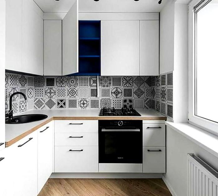 Interiore della cucina in stile scandinavo con piastrelle bianche e nere con un motivo.